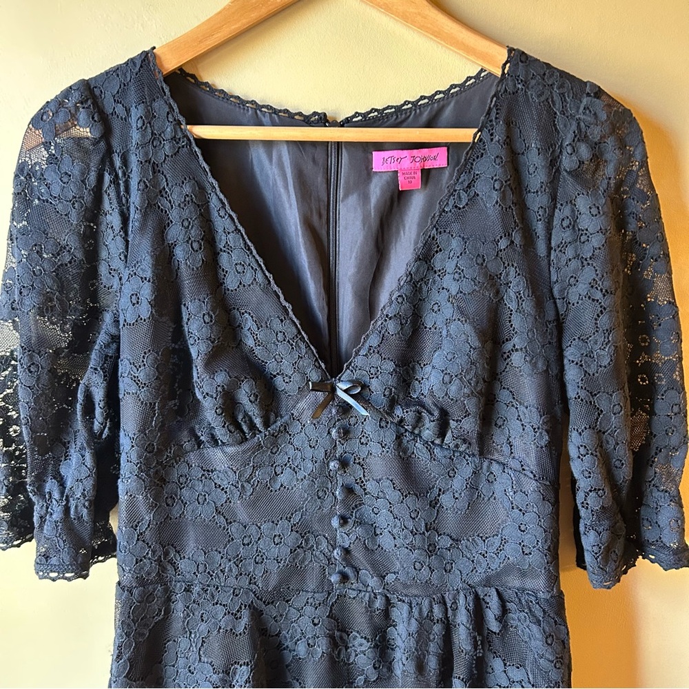 Betsey Johnson Women’s Black Lace Lined Short Sleeve Dress V Neck Size 10 Goth - Picture 2 of 13